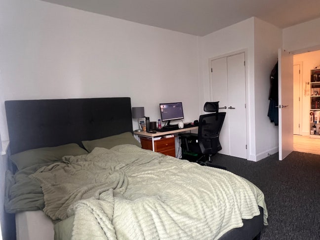 Spacious En-Suite room in modern flat  Main Photo
