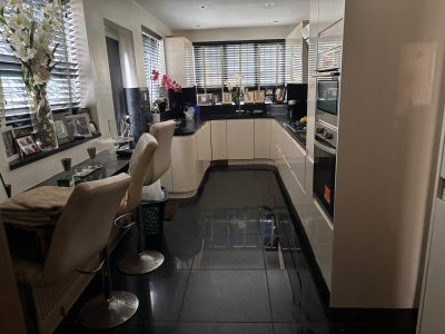 3 rooms available for rent  Main Photo