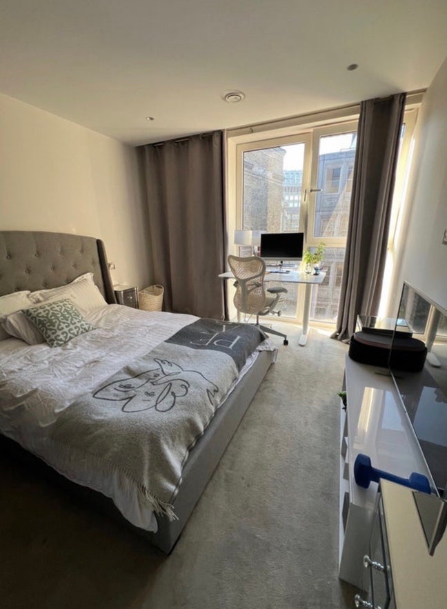 En-suite room with gym access in modern flatshare Main Photo