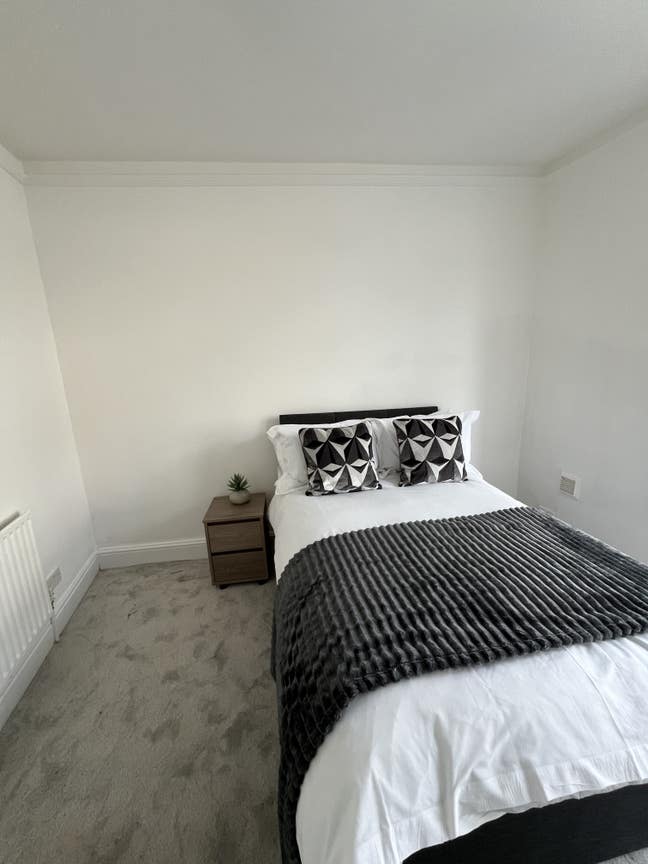 Large Double Room available ( Furnished ) Main Photo