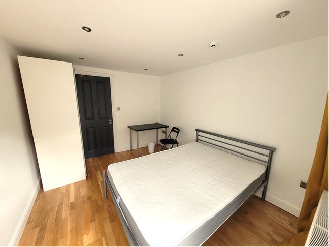 Light & Clean  Room in Quiet Street Deptford SE14 Main Photo