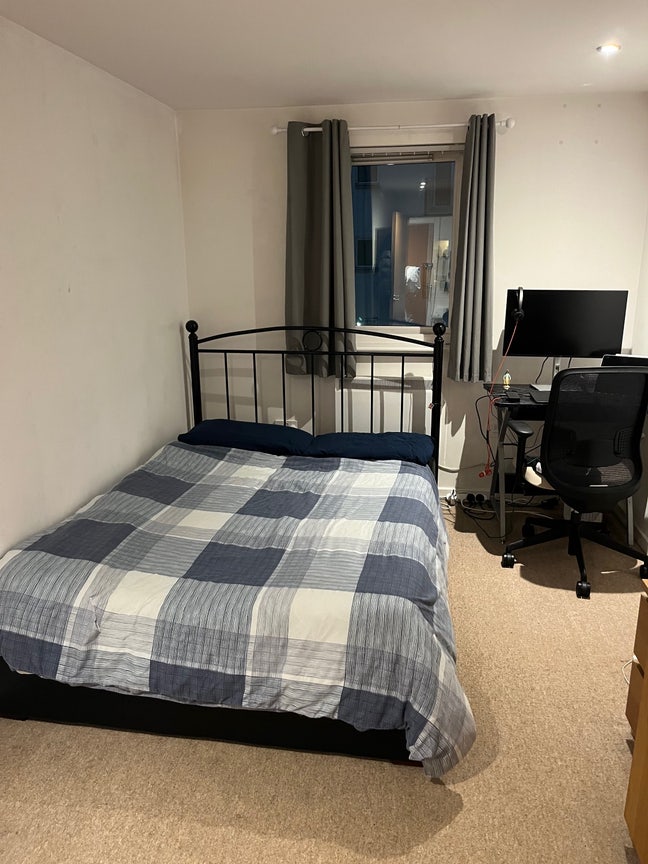 Spacious Double Room in Salford Quays  Main Photo
