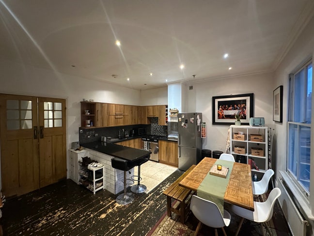 Double Bedroom in Battersea Townhouse  Main Photo