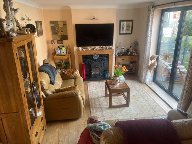 Large fully furnished bedroom Main Photo