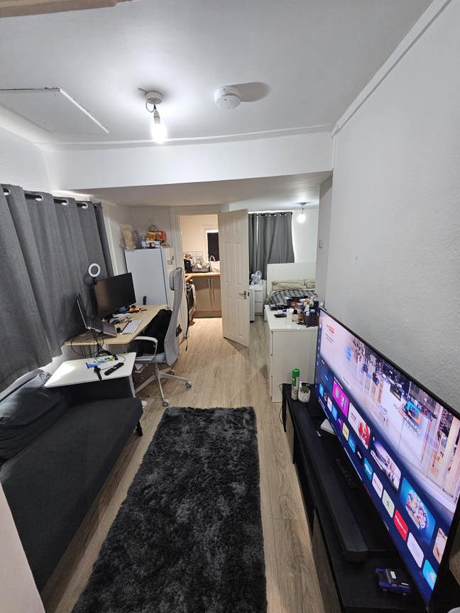 Cosy Studio Close to Tilehurst Train Station  Main Photo