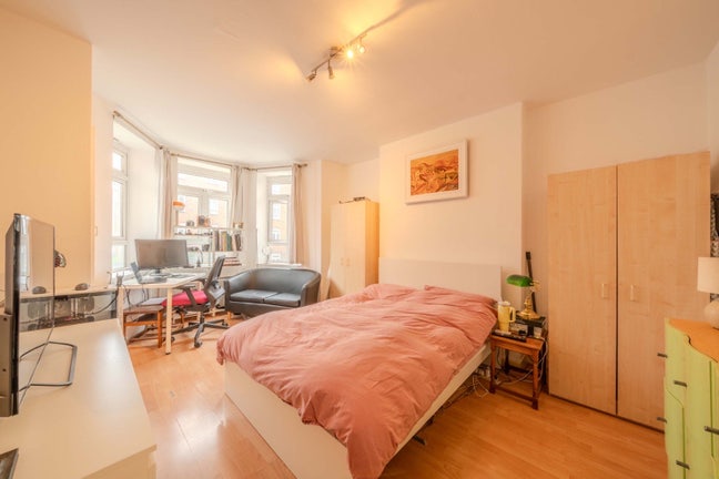 Spacious Room Next The River! Main Photo