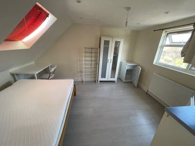 Double Rooms to Rent –Professional House Share BR1 Main Photo