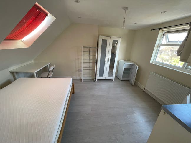 Double Rooms to Rent –Professional House Share BR1 Main Photo