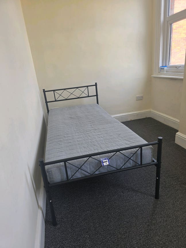 One single room and one bathroom is avilable.  Main Photo