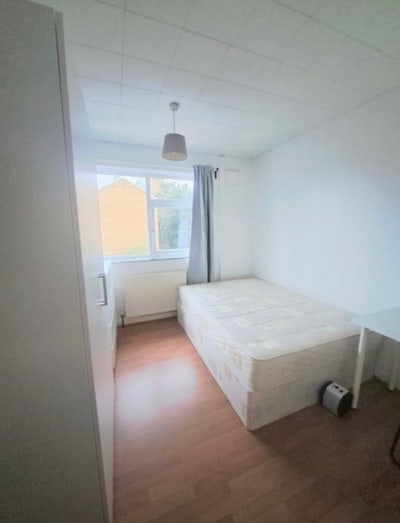 Double Room in Stepney Green Main Photo