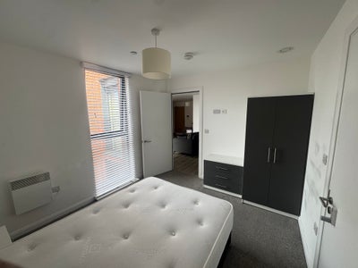 Stylish double room | Clean & quiet home | Move in Main Photo