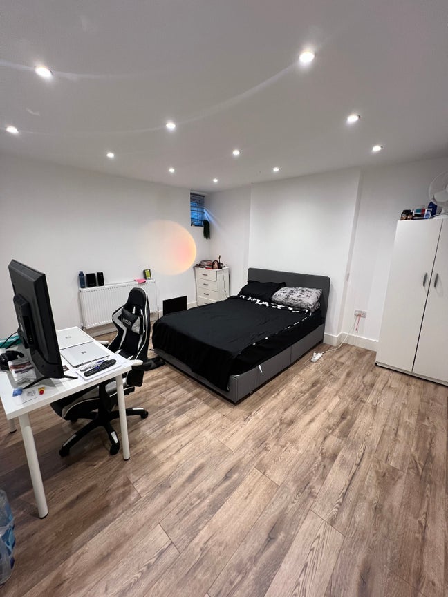 Spacious Double Room – Hanwell  Main Photo