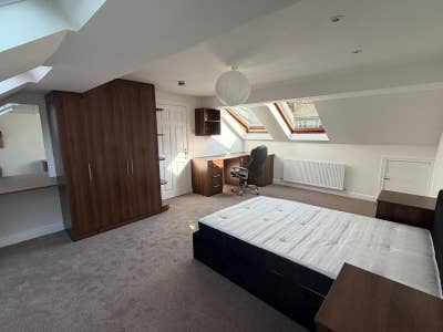 🏡✨3X Rooms! Huge 10-Bed Pro Houseshare 🏡✨ Main Photo