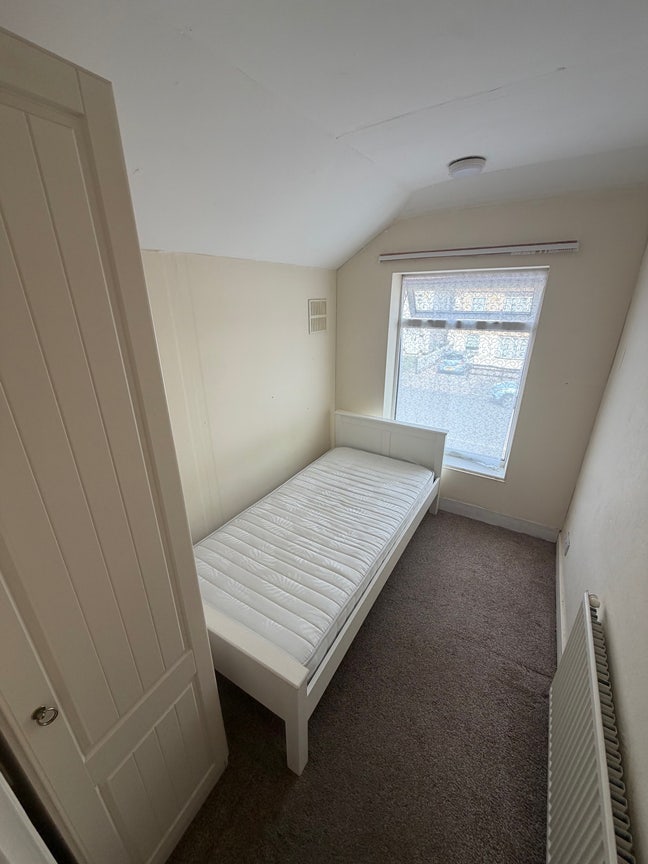 Available Now!  Single Room - close to station Main Photo
