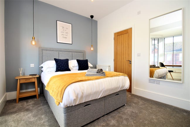  Bedroom with Ensuite Close to St Mary Hospital Main Photo