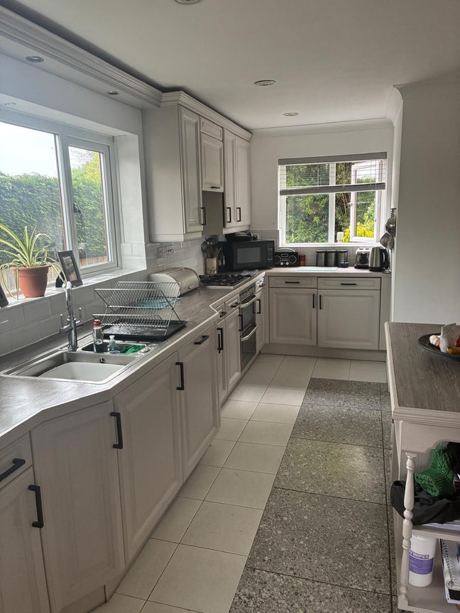 Single bed in double room  Main Photo