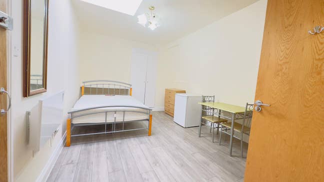  studio flat available in Kingsbury Main Photo