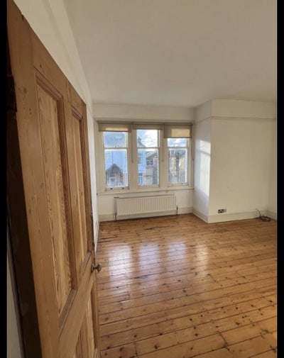 Bright spacious room in top floor flat Main Photo