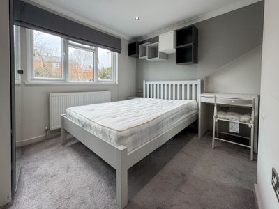 En-suite Double Room-Short Walk to Reading Centre Main Photo