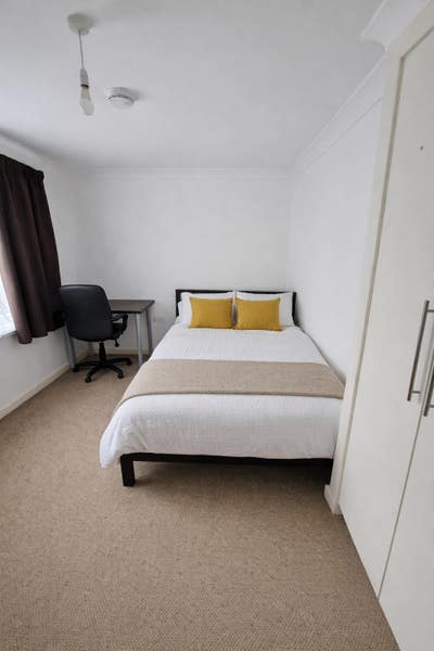 Room close to town centre Main Photo