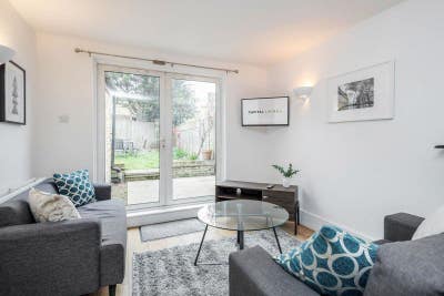 Harvard Road, moments from the High St and Station Main Photo