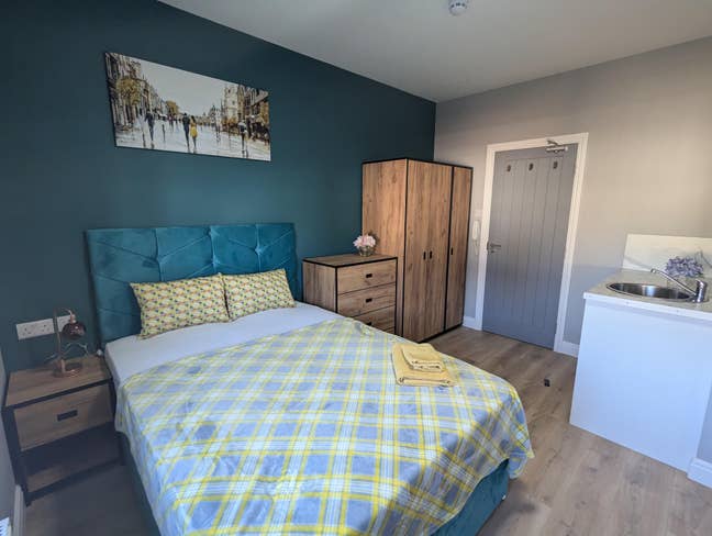 SM1 2RT Double Ensuite/Kitchenette Weekly Cleaner Main Photo