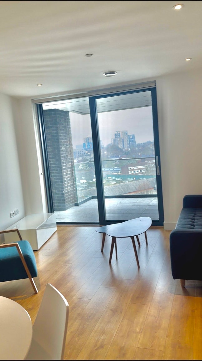 Female flatmate to share  a 2B2B modern flat  Main Photo