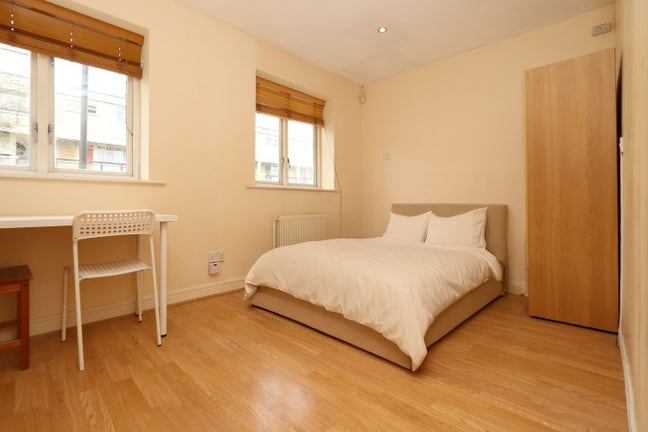 Move in Asap E1 Next to District Line - Stepney  Main Photo