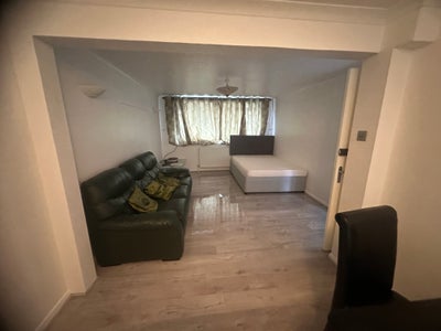 1 Very Large Room in House in Wickford Main Photo