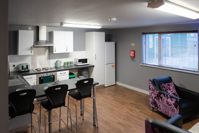 1 Rm Available immediatley for 3 - 5mth extensible Main Photo