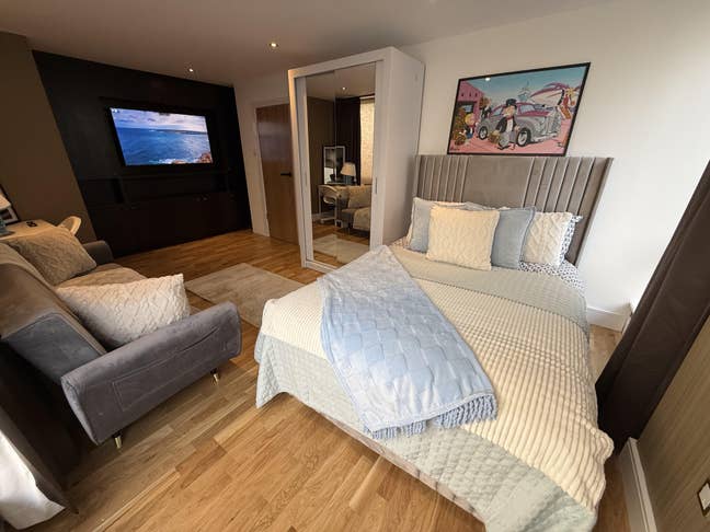 Brand New Huge Room • Greenwich Main Photo