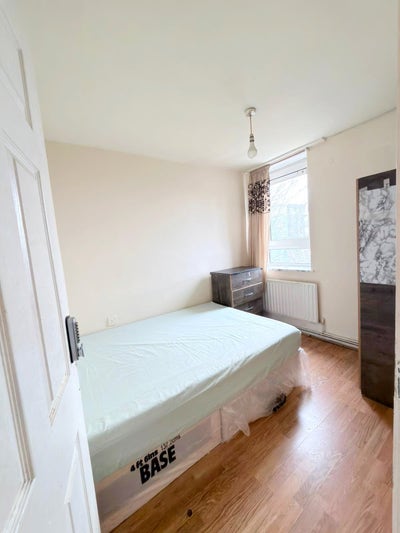 Beautiful room in POPLAR Main Photo