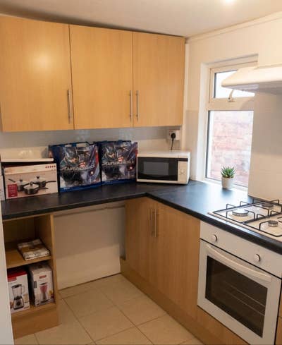 4 new rooms available now - Rotherite station Main Photo