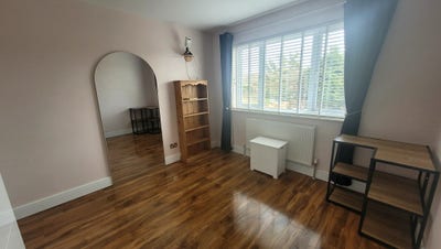 Large double room, 8 mins to Thorpe Bay Station Main Photo