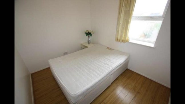 Double bed room available for single/sharing Main Photo
