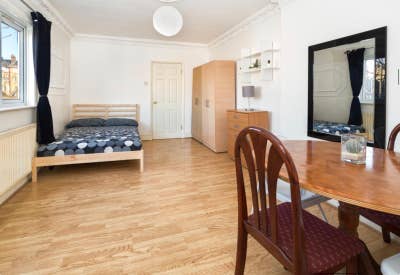 Studio Flat  Main Photo