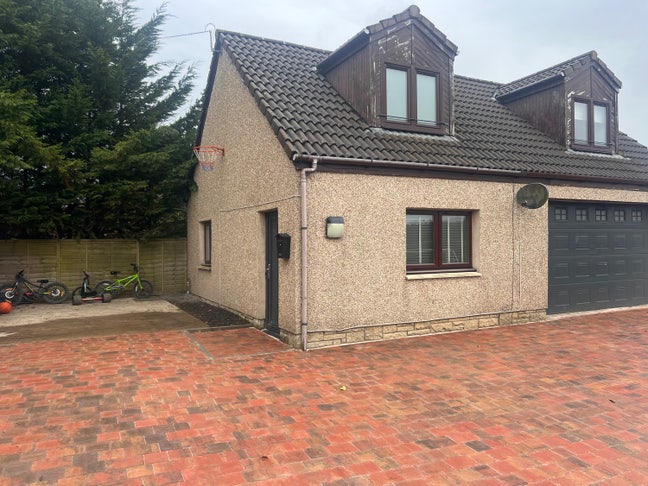 Detached guest house with massive bedroom  Main Photo