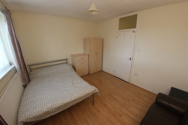 Comfortable 3-Bed Flat in Prime E15 Main Photo