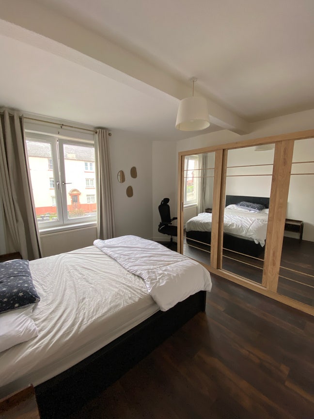 Spacious Furnished King Room Main Photo