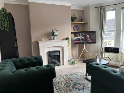 Double bedroom in 2 bed house Main Photo