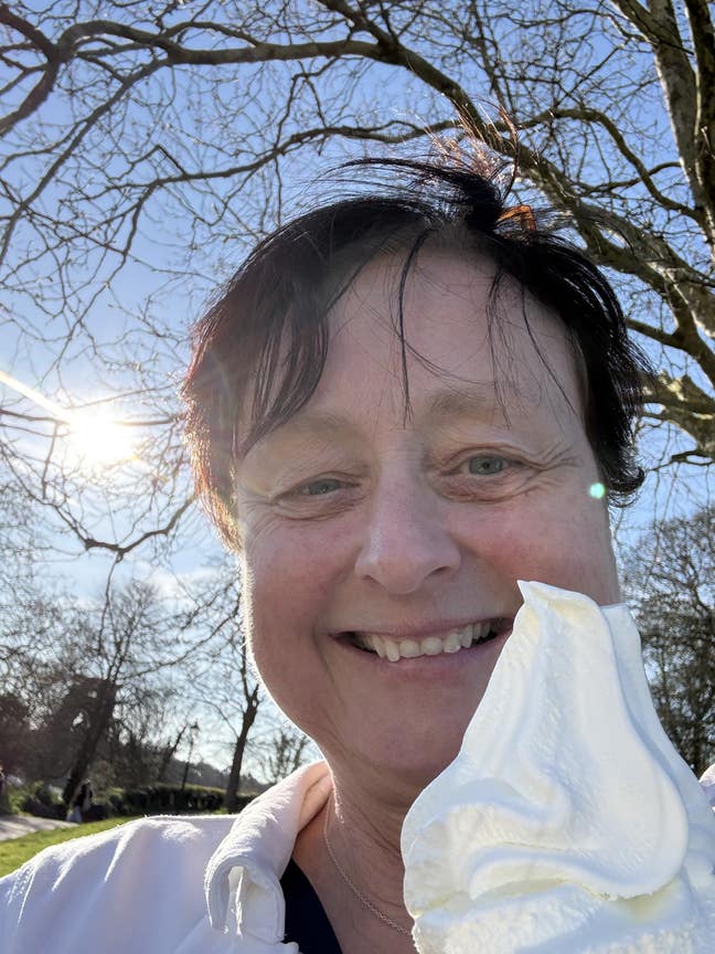 Professional female looking for accommodation  Main Photo