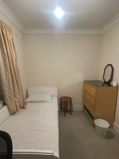 Single Room 8 mins away from Redbridge Station  Main Photo