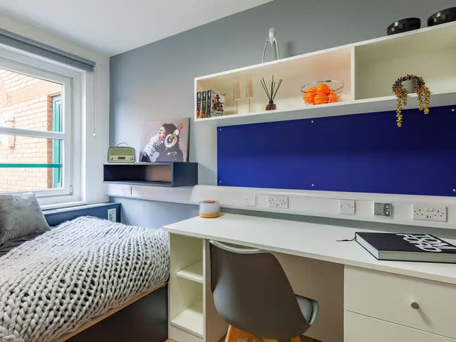 &pound;500 Incentive – Ensuite Room Guildford Main Photo