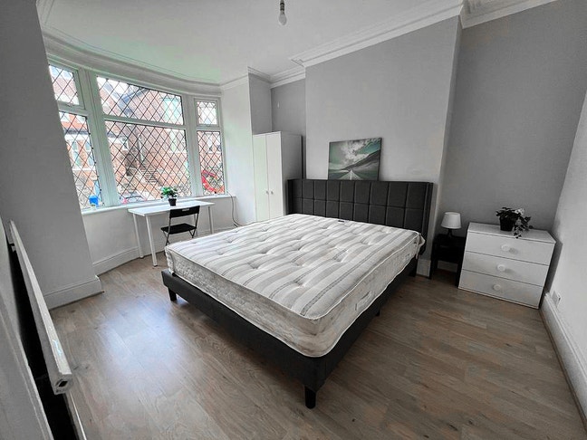  Large Rooms in the heart  of  Prestwich  -  M25  Main Photo