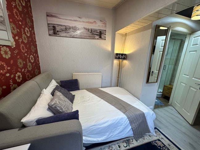 MOVE TODAY Ensuite Room near Birmingham city,  Main Photo