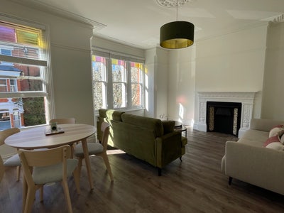 Newly Refurbished Spacious 2-Bedroom Flat, N5 Main Photo