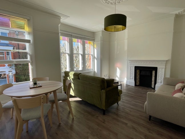 Newly Refurbished Spacious 2-Bedroom Flat, N5 Main Photo