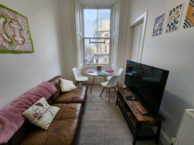 1 Room Available in a 4 bedroom flat  Main Photo