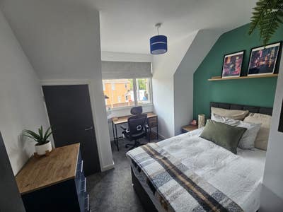 Double Room + bathroom close to Reading Uni & RBH Main Photo