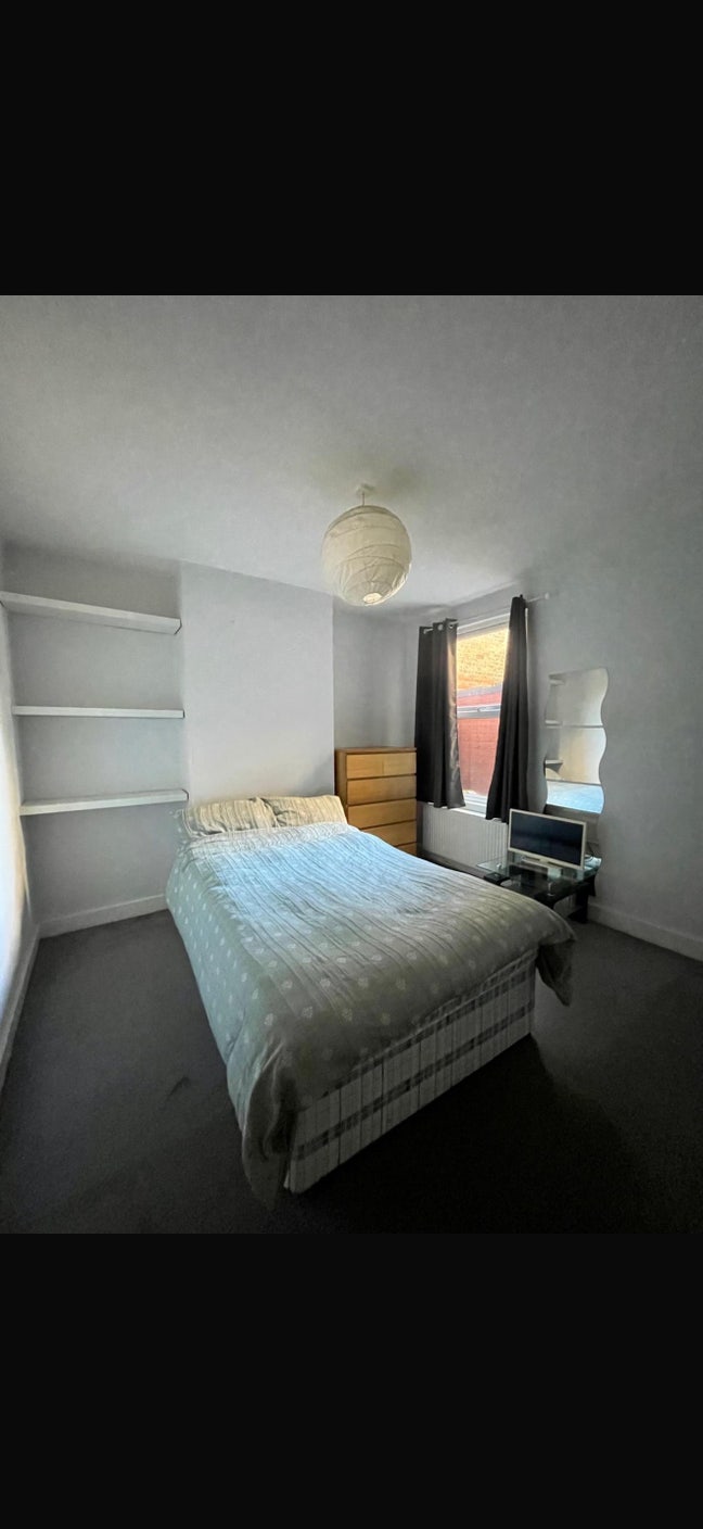 Double room in ground floor flat Main Photo
